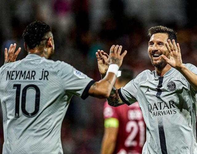 T1打野Oner姐姐晒照：艺术展上妈妈帮我拍的照片